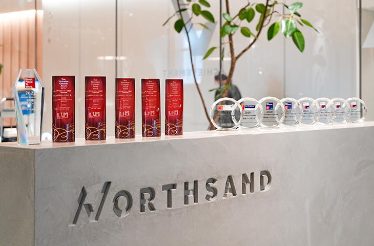 エンゲージメント調査で表彰をされた複数のトロフィー